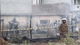 FOTO: Lara Warga Pakistan Kala Rumah Dihantam Pesawat Militer Lara menyelimuti warga Pakistan ketika sebuah pesawat militer jatuh di perumahan mereka di Kota Rawalpindi pada Selasa (30/7) dan merenggut 17 nyawa.