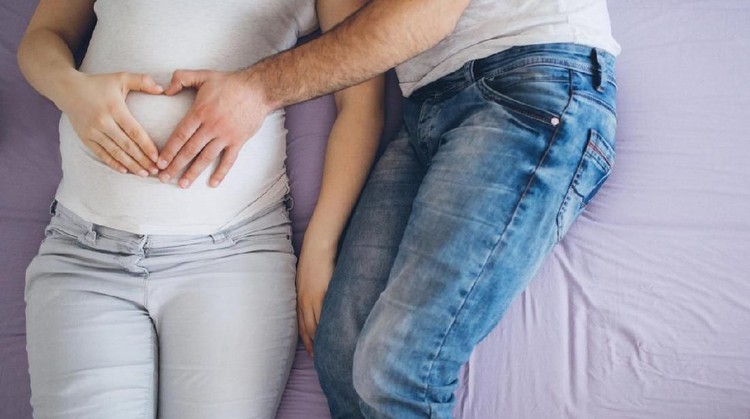 Banyak faktor yang menjadi penyebab menurunnya gairah seks saat kehamilan Bunda memasuki trimester ketiga. Apa saja?
