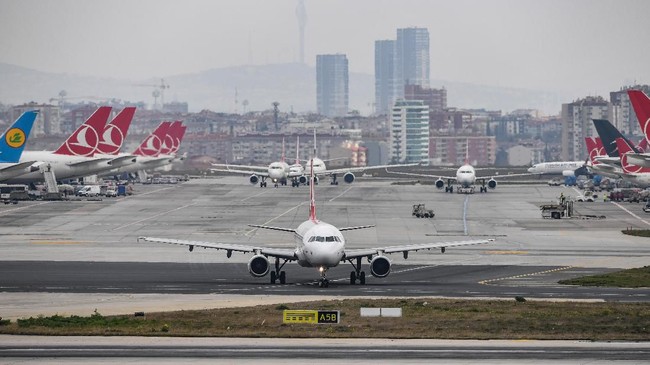 Bandara Istanbul menghentikan seluruh penerbangan karena badai salju yang menerjang kota terbesar Turki itu pada hari ini, Senin (24/1).
