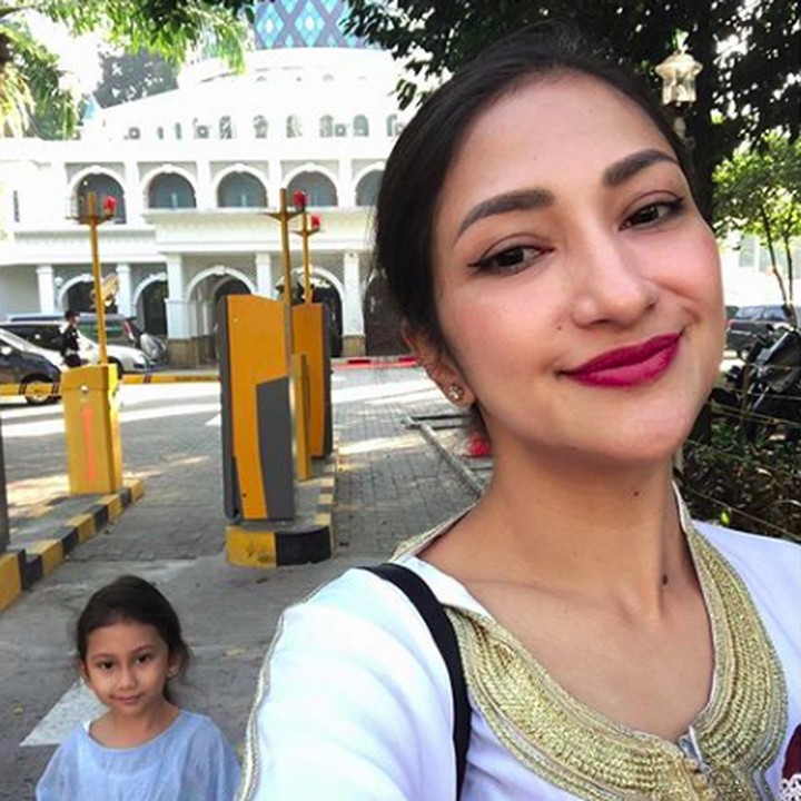 <p>Banyak momen selfie bersama si cantik Calyca yang diunggah Rahma Azhari. (Foto: Instagram @raazharita)</p>