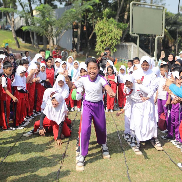 Peresmian Taman Bermain Si Bolang dihadiri 100 siswa dari beberapa SD di Jakarta Timur. Berbagai acara mereka ikuti seperti permainan tradisional bakiak, lalu estafet karet, estafet kelereng dan joget balon. (Foto: dok.Trans 7)