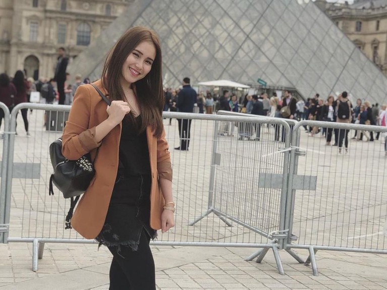 Gaya Liburan Mewah Ayu Ting Ting di Luar Negeri Gaya liburan mewah ala Ayu Ting Ting di luar negeri yang menghabiskan hingga ratusan juta rupiah.