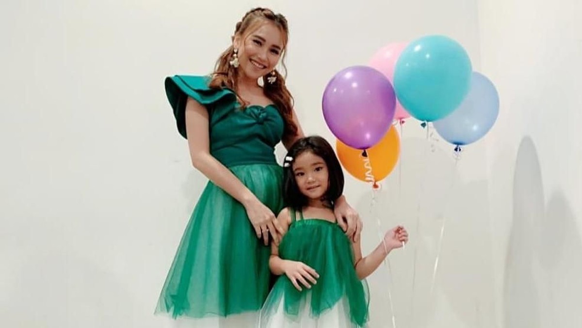 Kedekatan Ayu Ting Ting dan anaknya Bilqis Khumairah Razak membuat ribuan pasang mata gemas dibuatnya&period; Mau lihat&quest;