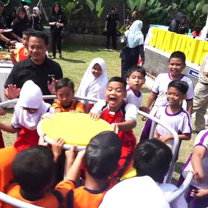 <div>Bekerjasama dengan Dinas Kehutanan Propinsi DKI Jakarta, TRANS7 melakukan pembangunan wahana bermain anak yaitu Taman Bermain Si Bolang di Taman Apung, Kelurahan Kelapa Dua Wetan, Kecamatan Ciracas, Jakarta Timur. (Foto: dok.Trans 7)</div>