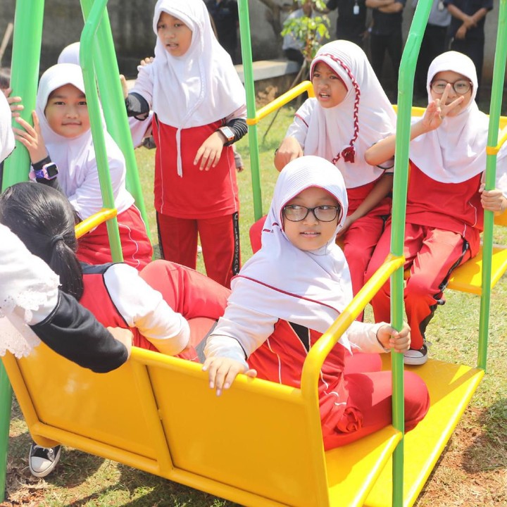Senyum merekah anak-anak yang <em>happy</em> ketika main di taman. (Foto: dok.Trans 7)