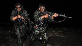 FOTO: Latihan Perang Marinir di Pantai Banongan Jatim Skenario latihan perang Armada Jaya XXXVII Korps Marinir mengaplikasikan peperangan modern riil melibatkan 8.493 personel di Pantai Banongan, Jatim.