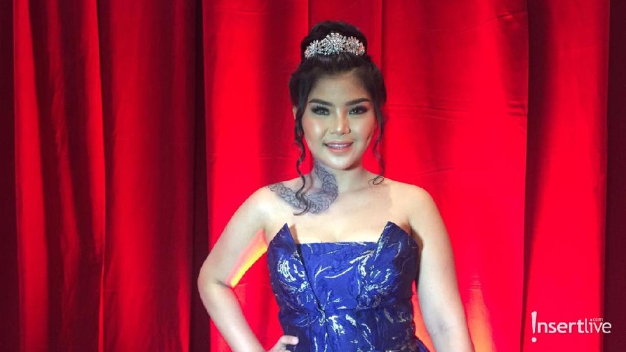 Intip Penampilan Cinderella Mendesis Ala Rosa Meldianti Rosa Meldianti tampil beda saat menghadiri HUT Insert ke-16 tahun, Selasa (30/7) semalam.