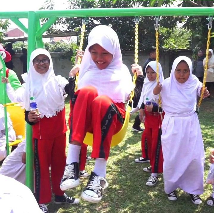 Seru-seruan bareng teman di taman bermain memang mengasyikkan. (Foto: dok.Trans 7)