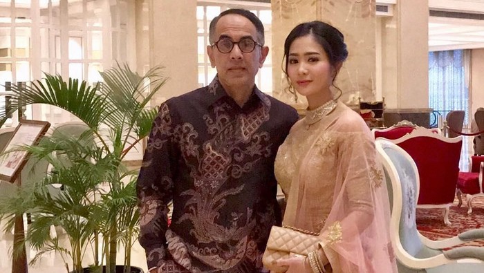 bunga zainal dan suami