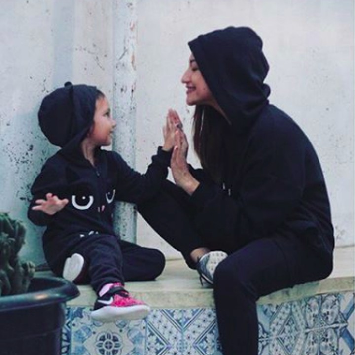 <p>Beberapa kali Rahma Azhari juga memakai baju yang seragam dengan si kecil. Sehat selalu ya Bunda dan Calyca. (Foto: Instagram @raazharita)</p>