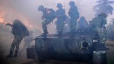FOTO: Latihan Perang Marinir di Pantai Banongan Jatim Skenario latihan perang Armada Jaya XXXVII Korps Marinir mengaplikasikan peperangan modern riil melibatkan 8.493 personel di Pantai Banongan, Jatim.