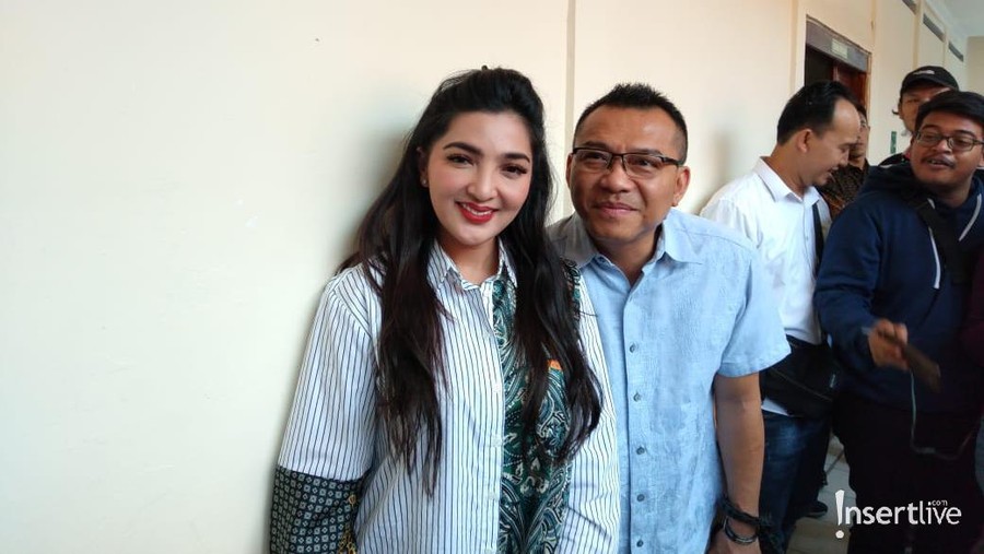 Seleb-seleb ini mendapat hadiah rumah mewah dari pasangan masing-masing.