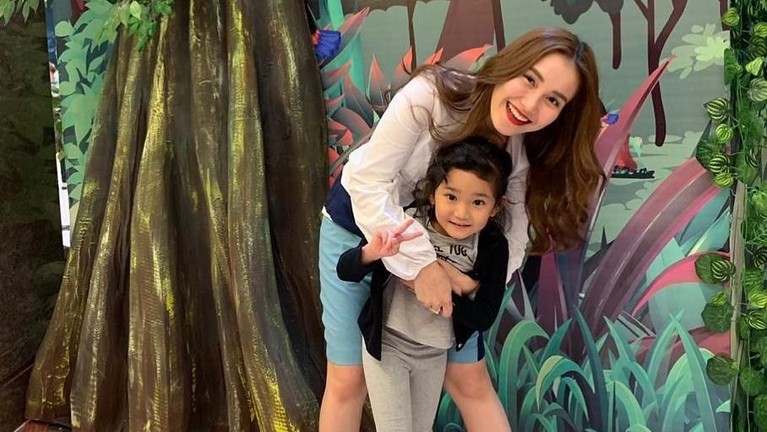 Kedekatan Ayu Ting Ting dan anaknya Bilqis Khumairah Razak membuat ribuan pasang mata gemas dibuatnya. Mau lihat?