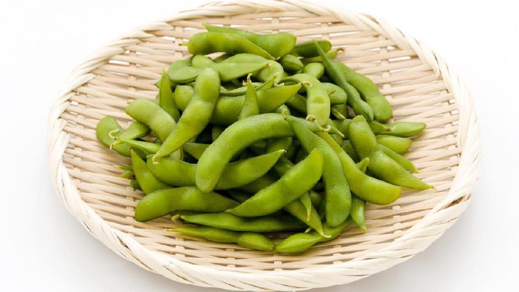 Edamame kerap dipilih menjadi camilan sehat. Tapi, gimana jika edamame dijadikan camilan bayi?