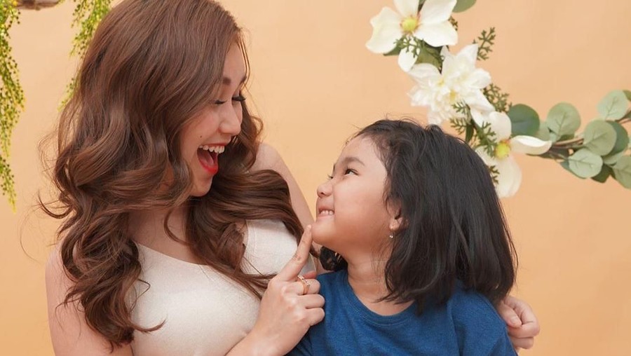 2. Sembunyikan Kehamilan dan Kelahiran Deretan kontroversi Ayu Ting Ting seputar kehidupannya.