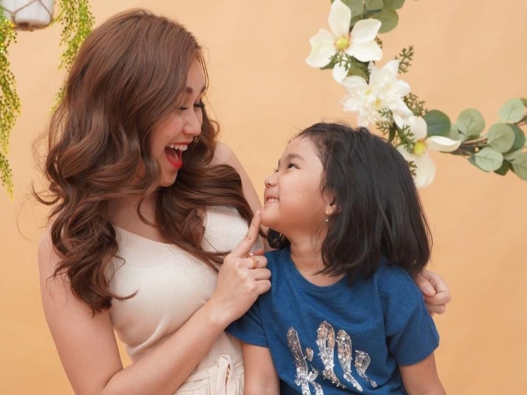 Ayu Ting Ting diramal oleh Mbak You akan segera menemukan jodohnya dan menikah secara diam-diam pada tahun 2020 nanti. Benarkah?