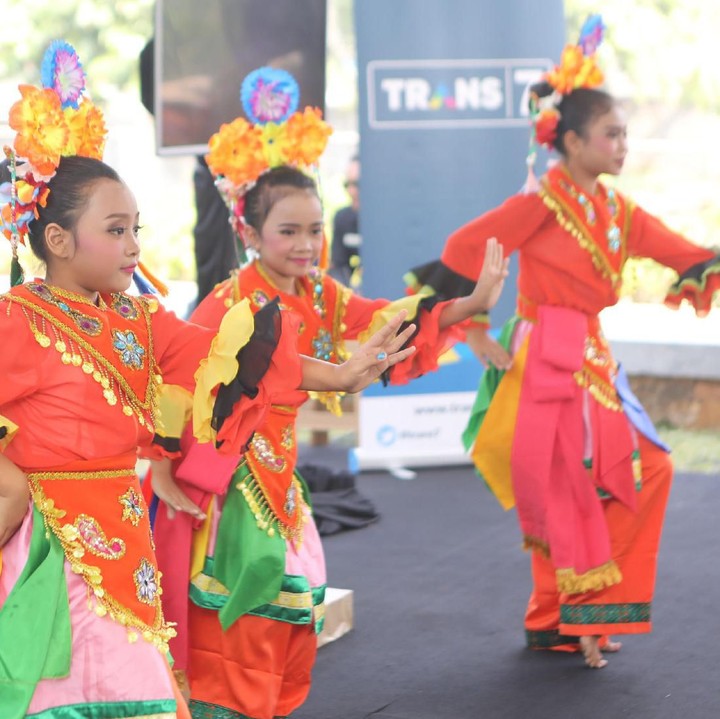 Acara makin meriah dengan tarian Kembang Latar yang dibawakan anak-anak. (Foto: dok.Trans 7)