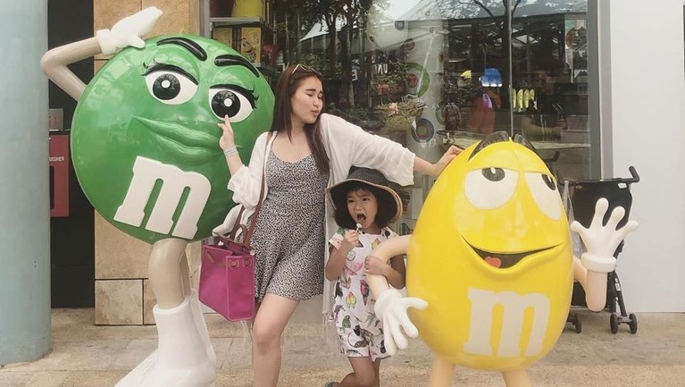 5 Potret Ayu Ting Ting dan Bilqis yang Bikin Gemas Kedekatan Ayu Ting Ting dan anaknya Bilqis Khumairah Razak membuat ribuan pasang mata gemas dibuatnya. Mau lihat?