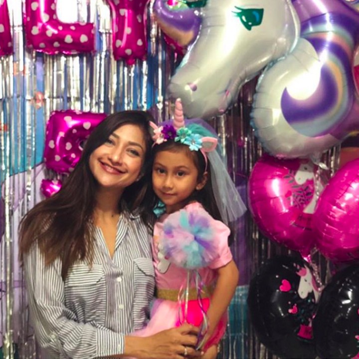 <p>Momen saat merayakan ulang tahun kelima Calyca yang bertema unicorn. Sweet! (Foto: Instagram @raazharita)</p>