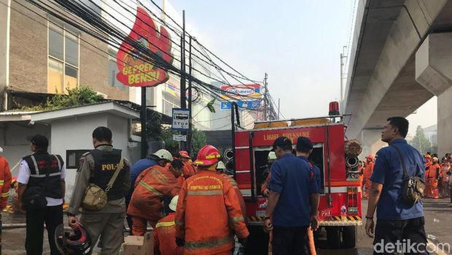 Inilah penyebab gerai ayam geprek Ruben Onsu hangus terbakar.