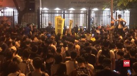 VIDEO: Demonstran Hong Kong Protes di Depan Kantor Polisi