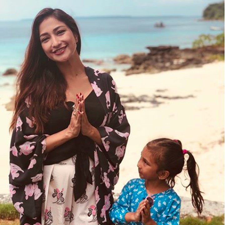 <p>Lucunya si kecil Calyca meniru pose sang bunda. (Foto: Instagram @raazharita)</p>