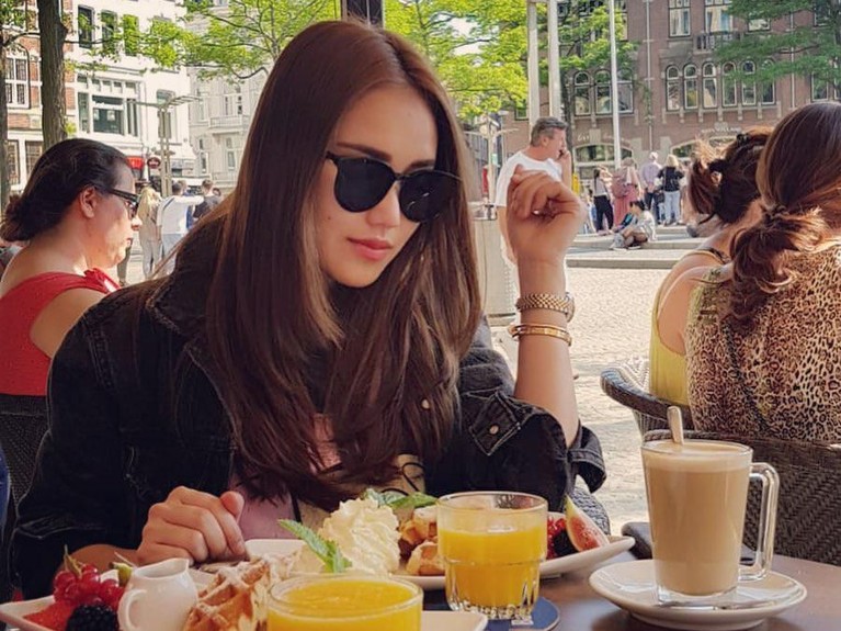 Gaya liburan mewah ala Ayu Ting Ting di luar negeri yang menghabiskan hingga ratusan juta rupiah.