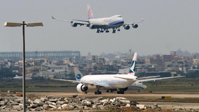 TO GO WITH STORY: Taiwan-China-Asia-aviation-tourism-construction,FOCUS by Benjamin YEHA China Airline prepares to land at Taoyuan International Airport on February 20, 2014.  Taiwan's ambitions to become a regional air hub finally look set to take o