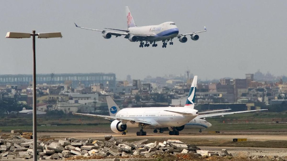 Terlalu Dekat Lihat Pesawat Takeoff, Turis Cedera Parah Kena Jet Blast