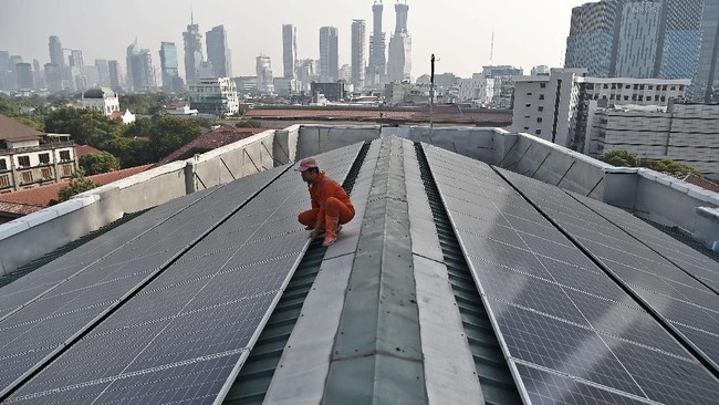 Pengamat energi dan pejabat Kementerian ESDM berdebat soal untung rugi PLTS Atap terkait dengan RUU EBT.