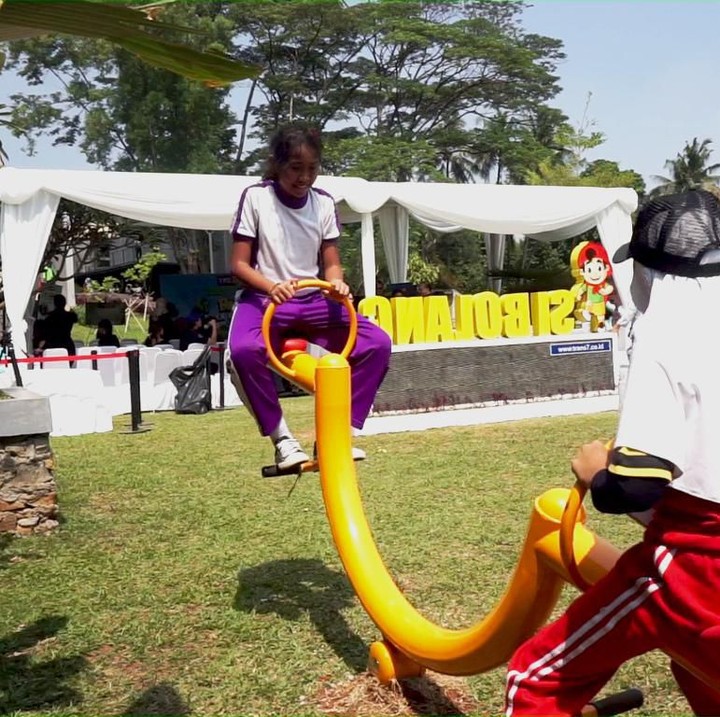 <div>Taman Bermain Si Bolang yang ke-4, kali ini diresmikan langsung oleh Andi Chairil, Direktur Produksi TRANS7 dan Romy Sidharta, Sekretaris Dinas Kehutanan Propinsi DKI Jakarta. (Foto: dok.Trans 7)</div><div> </div>