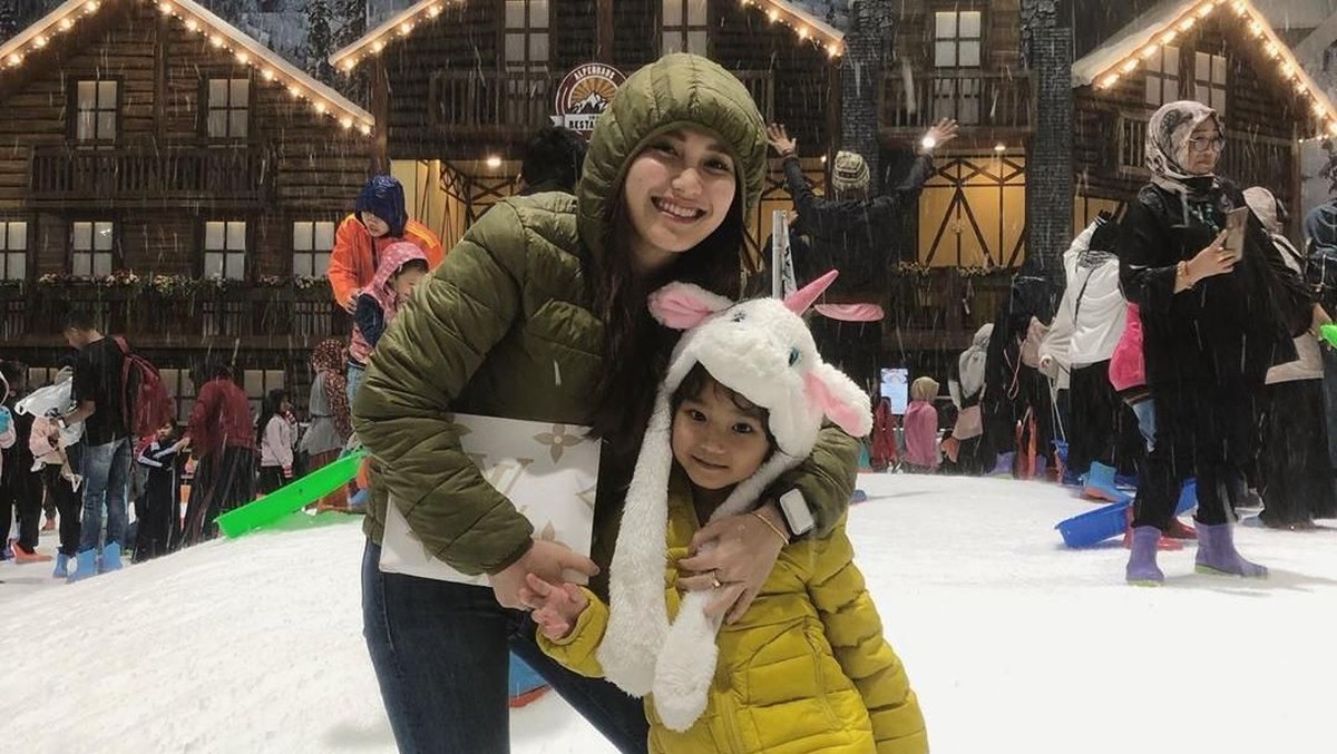 Kedekatan Ayu Ting Ting dan anaknya Bilqis Khumairah Razak membuat ribuan pasang mata gemas dibuatnya&period; Mau lihat&quest;