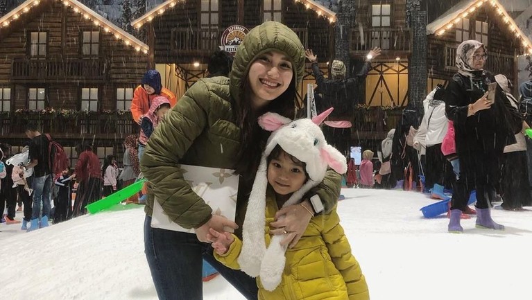 5 Potret Ayu Ting Ting dan Bilqis yang Bikin Gemas Kedekatan Ayu Ting Ting dan anaknya Bilqis Khumairah Razak membuat ribuan pasang mata gemas dibuatnya. Mau lihat?