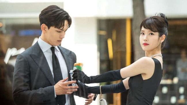 Dalam konser, IU berjanji akan mengajak tim serial Hotel Del Luna untuk melakukan fan meeting di Jakarta.