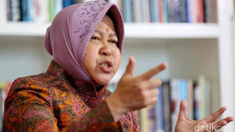 Wali Kota Surabaya, Tri Rismaharini dihina netizen, Bun. Para pembelanya yang mengatasnamakan Forum Arek Suroboyo Wani kemudian melaporkan akun itu ke polisi.