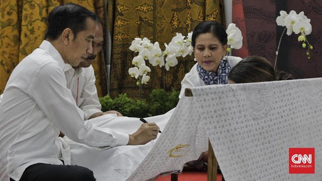 Di tengah perjalanan, Presiden Jokowi dan Ibu Iriana kemudian berganti kendaraan dengan mobil bertenaga listrik lalu meninjau proyek KCC Glass di KITB.