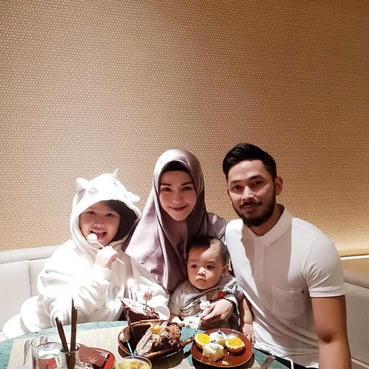 Momen saat Uki merayakan ulang tahun sang istri tercinta, Metha, bersama kedua putrinya pada Desember tahun lalu. (Foto: Instagram @methayuna)