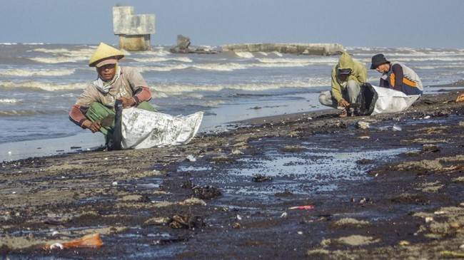 Pertamina tengah menyiapkan alur pembayaran kompensasi kepada warga yang terdampak kebocoran minyak di pesisir pantai Karawang, dengan melibatkan komite khusus.
