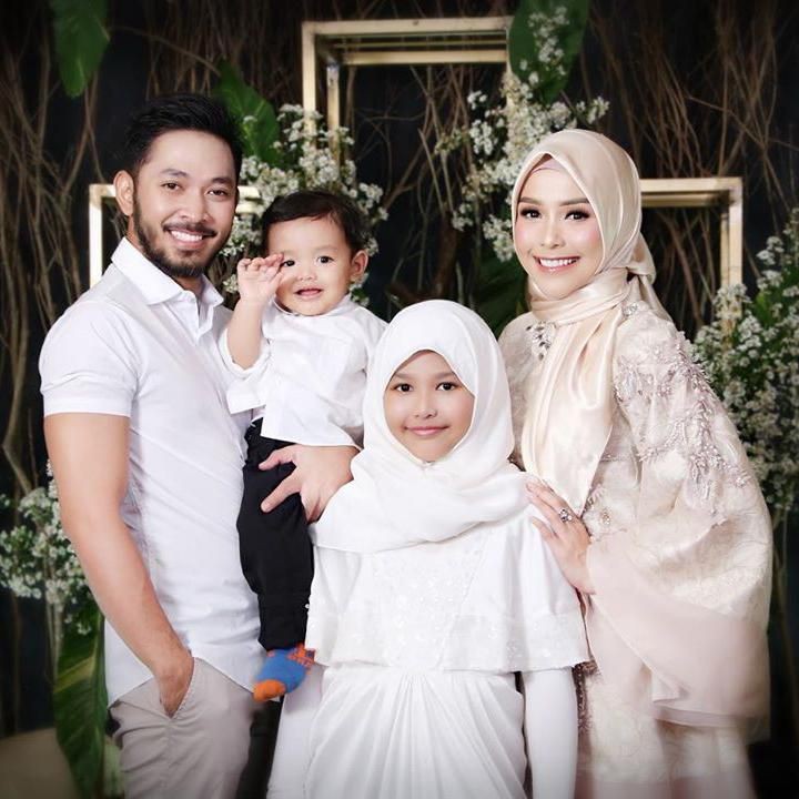 Berbeda dari sang suami, Uki, Metha lebih rajin mengunggah foto bersama keluarga kecilnya. Dalam foto ini misalnya, Metha juga tak lupa menuliskan caption yang menginspirasi soal keluarga. "<em>If you want to feel rich, count the things you have that money can’t buy</em>," tulis Metha dalam akun Instagram. (Foto: Instagram @methayuna)