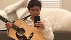 Lirik Lagu I Sent My Therapist To Therapy - Alec Benjamin