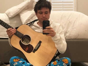Lirik Lagu I Sent My Therapist To Therapy - Alec Benjamin