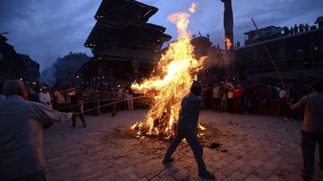 FOTO: Api yang Rayakan Kematian Iblis Ghantakarna di Nepal
