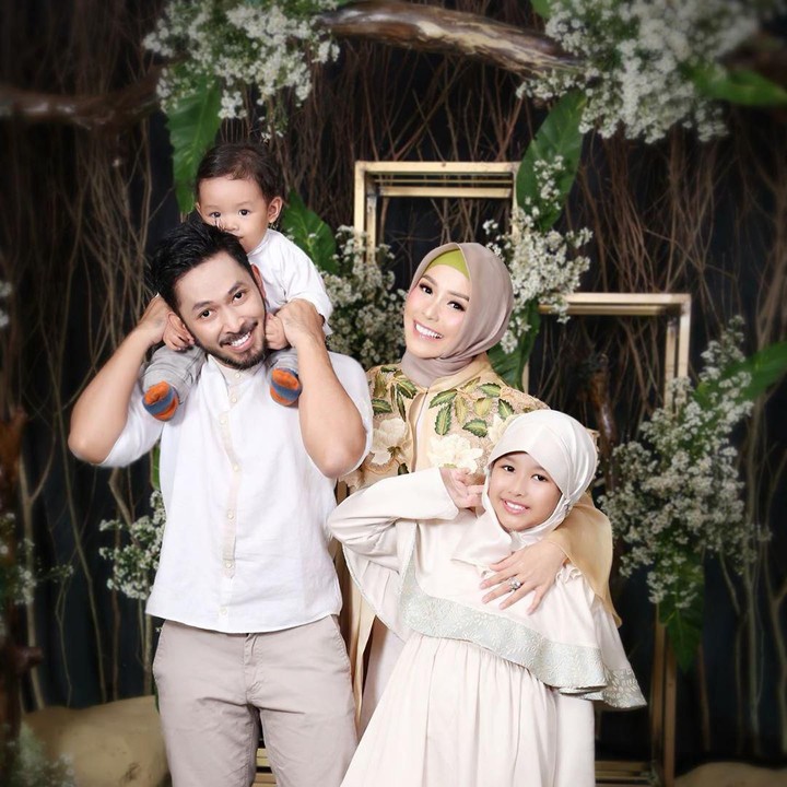 Kita doakan ya Bun semoga keluarga Uki dan Metha selalu langgeng dan bahagia. (Foto: Instagram @methayuna)