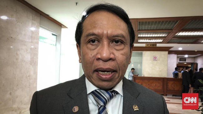 Politikus Partai Golkar Zainudin Amali mendobrak tradisi 15 tahun empat Menpora sebelumnya yang selalu memiliki kumis.