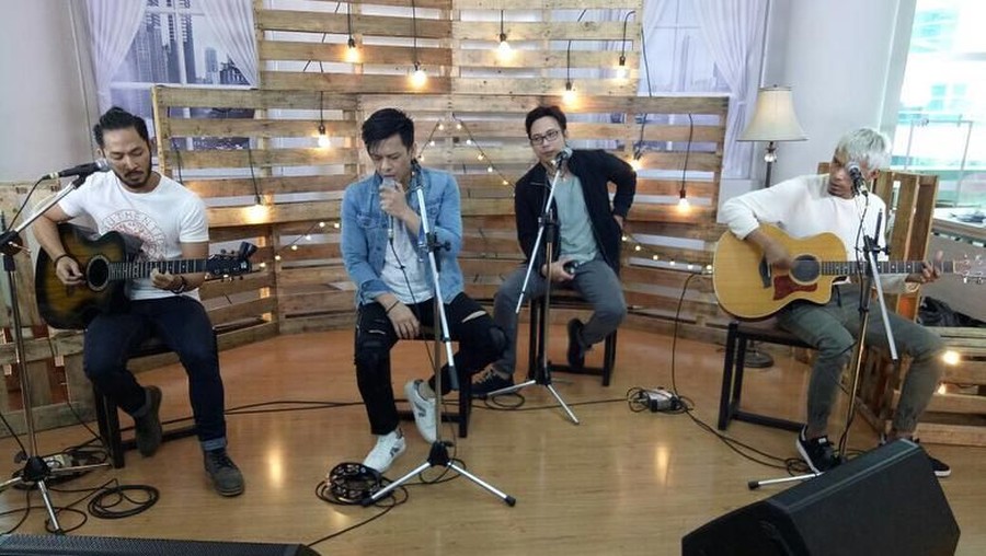 Lirik Lagu Mencari Cinta yang dinyanyikan grup band NOAH bersama dengan Bunga Citra Lestari.