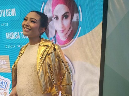 Tampil Fashionable Saat Hamil ala Ayu Dewi Tanpa Bujet Bengkak