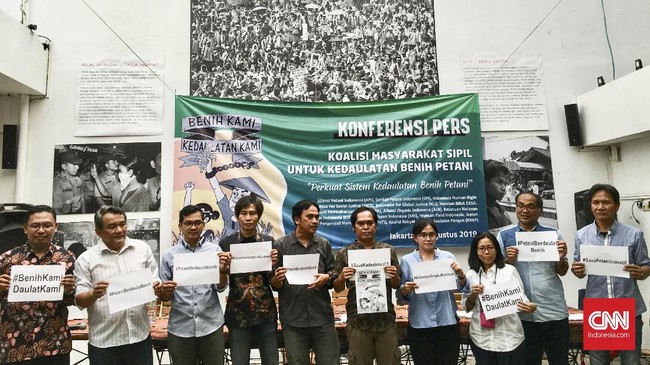 Petani sekaligus kepala desa di Aceh, Munirwan, ditangkap polisi karena mengedarkan benih padi ke publik. Varietas itu sebelumnya dinamai benih padi Jokowi.