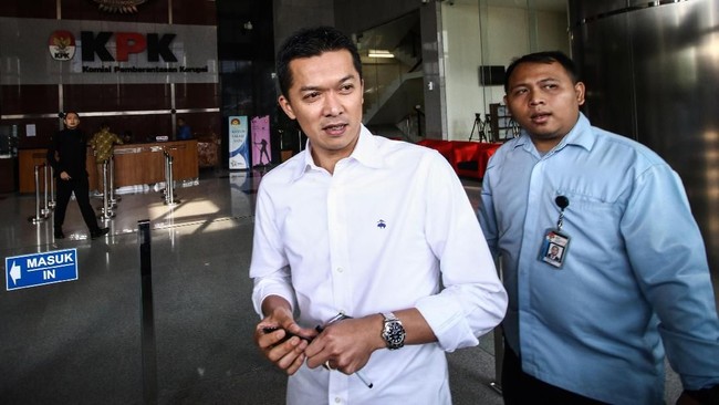 Sesmenpora Gatot S. Dewa Broto memberi dukungan terhadap legenda badminton Indonesia, Taufik Hidayat, yang diperiksa Komisi Pemberantasan Korupsi (KPK).