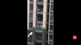 VIDEO: Detik-detik Bocah di China Jatuh dari Balkon