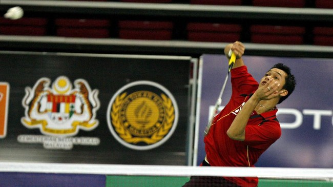 Indonesia's Taufik Hidayat returns a shot by Spain's Jose Antonio Crespo during the first round of the Malaysian World Badminton Championships at the Putra Stadium in Kuala Lumpur, 13 August 2007. Hidayat won 21-13, 21-7. Indonesia's Taufik Hidayat cruised into the second round of the World Badminton Championships on 13 August, and credited his easy win to his new-born daughter. AFP PHOTO/TENGKU BAHAR (Photo by TENGKU BAHAR / AFP)